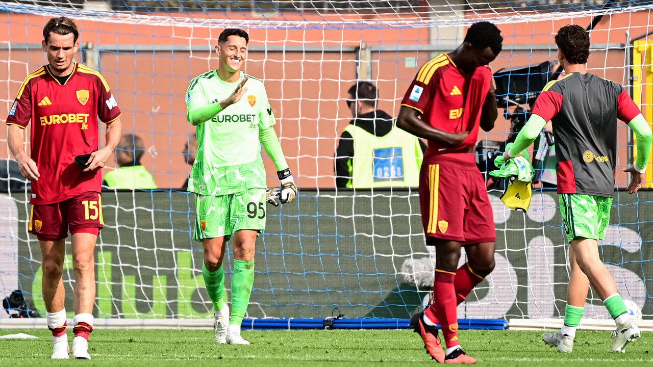 Roma's Italian goalkeeper #95 Pierluigi Gollini reacts at the end of the Italian Serie A football match between Como 1907 and AS Roma at the Giuseppe-Sinigaglia Stadium in Como on October 11, 2026.