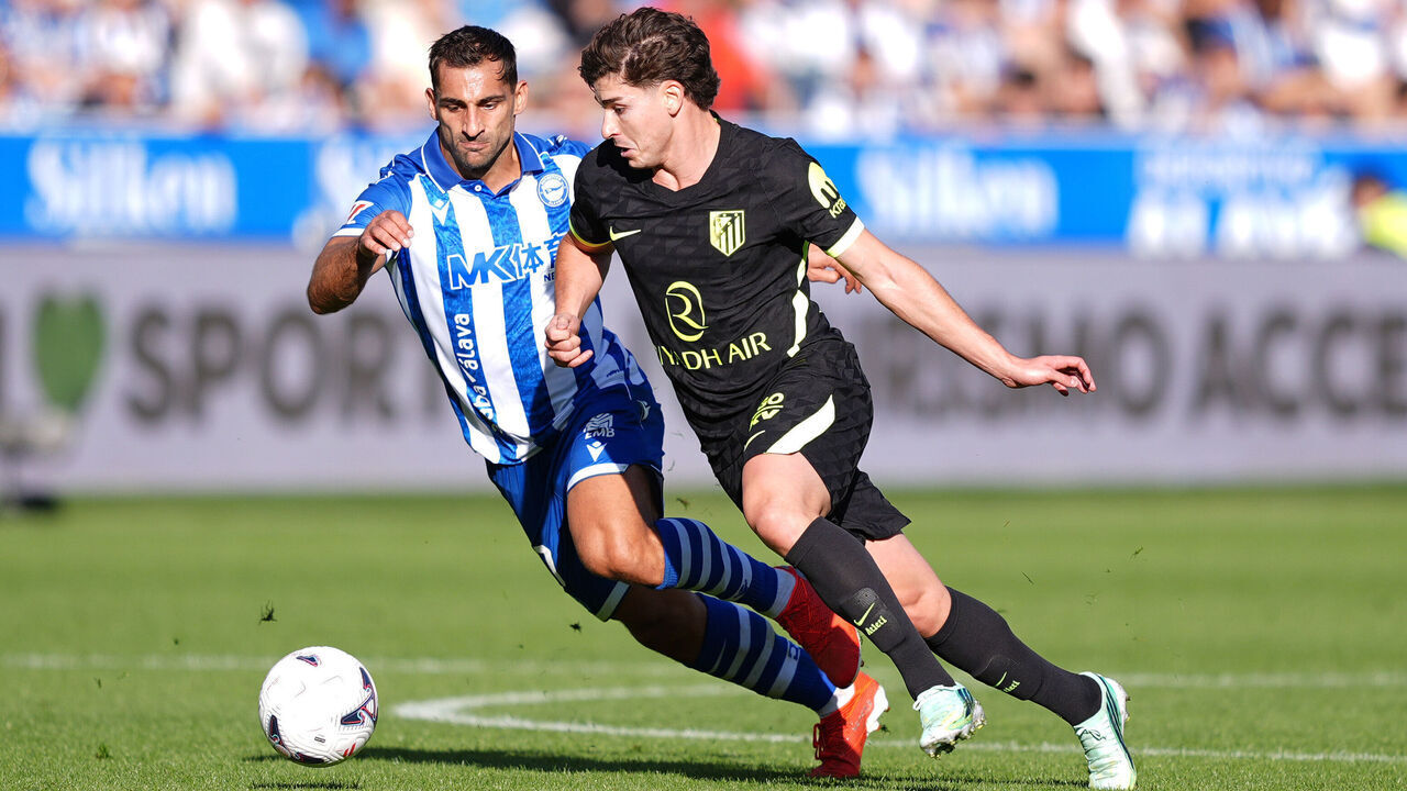 VITORIA-GASTEIZ, SPAIN - OCTOBER 10: Julian Alvarez of Atletico Madrid runs with the ball under pressure from Jonny of Deportivo Alaves during the LaLiga EA Sports 2026/27 match between Deportivo Alaves and Atletico de Madrid at Estadio de Mendizorroza on October 10, 2026 in Vitoria-Gasteiz, Spain.