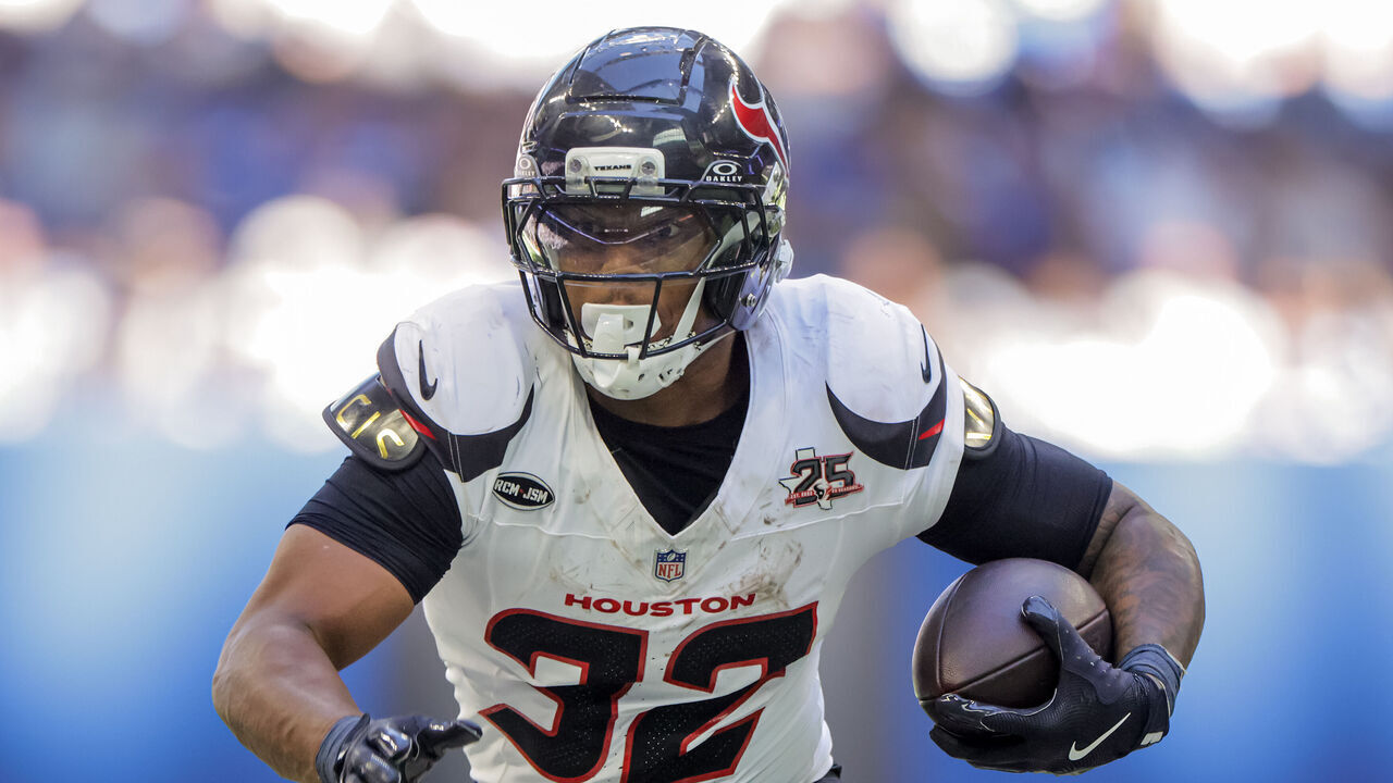 INDIANAPOLIS, INDIANA - SEPTEMBER 27: David Montgomery #32 of the Houston Texans runs the ball during the game against the Indianapolis Colts at Lucas Oil Stadium on September 27, 2026 in Indianapolis, Indiana.