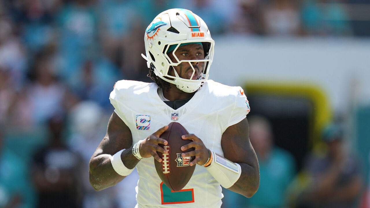 MIAMI GARDENS, FL - OCTOBER 11: Miami Dolphins quarterback Malik Willis (2) looks for an open receiver from the pocket during the NFL game between the Cincinnati Bengals and the Miami Dolphins on Sunday, October 11, 2026 at Hard Rcok Stadium in Miami Gardens, FL