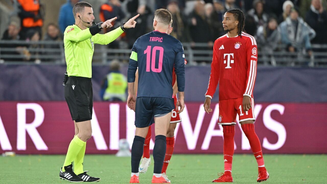 13 October 2026, Norway, Stavanger: Soccer, Men: Champions League, Viking Stavanger vs. Bayern Munich, group stage, Matchday 2, at Lyse Arena. Referee Georgi Kabakov (left) speaks with Zlatko Tripic (Viking Stavanger) and Michael Olise (FC Bayern Munich). Photo: Peter Kneffel/dpa