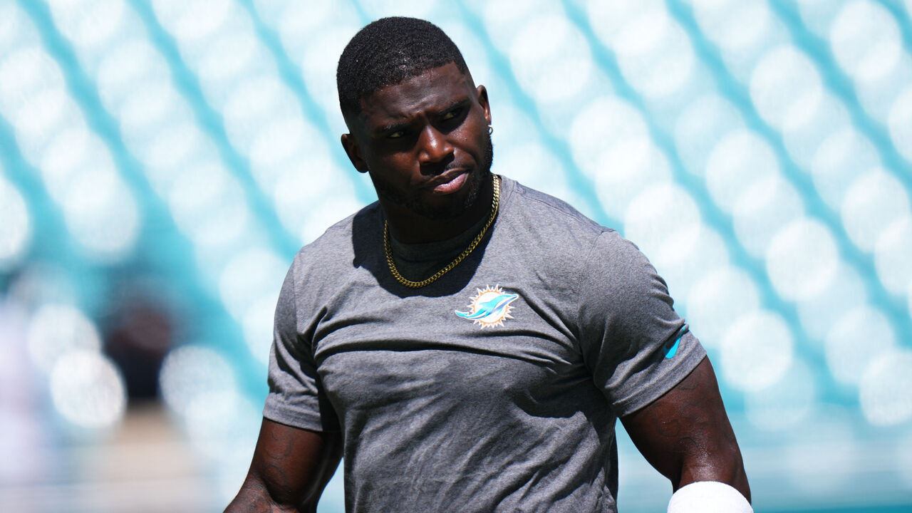 MIAMI GARDENS, FLORIDA - SEPTEMBER 14: Tyreek Hill #10 of the Miami Dolphins warms up prior to a NFL 2025 game between New England Patriots and Miami Dolphins at Hard Rock Stadium on September 14, 2025 in Miami Gardens, Florida.