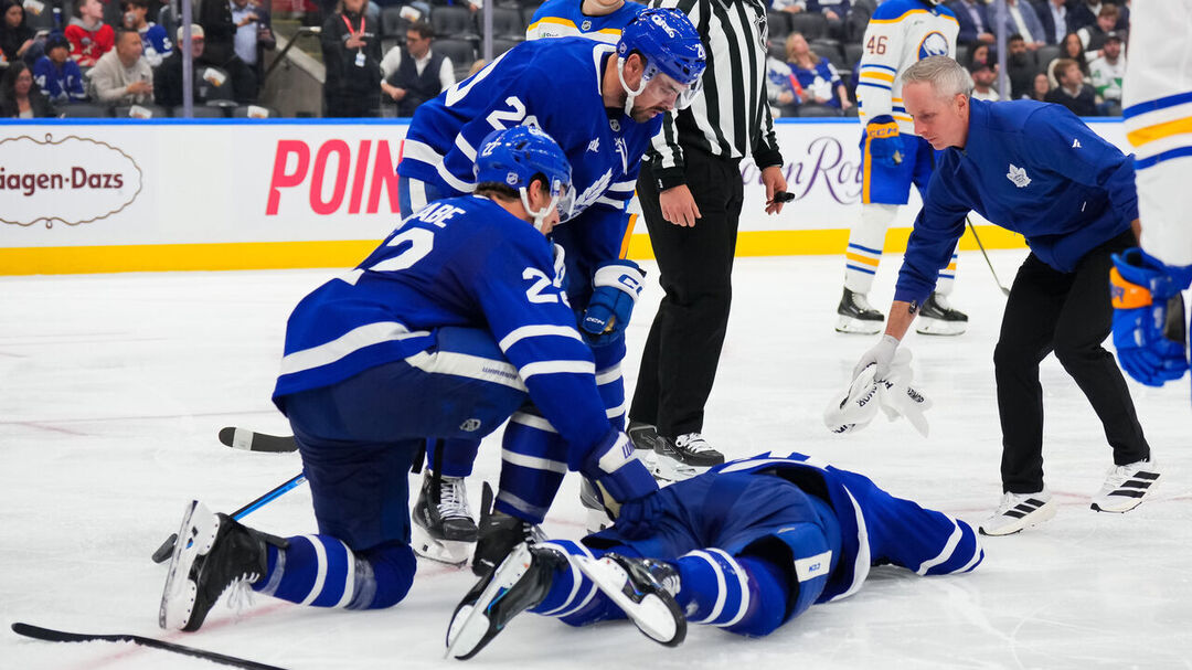 Tavares injured vs. Sabres on awkward collision | theScore