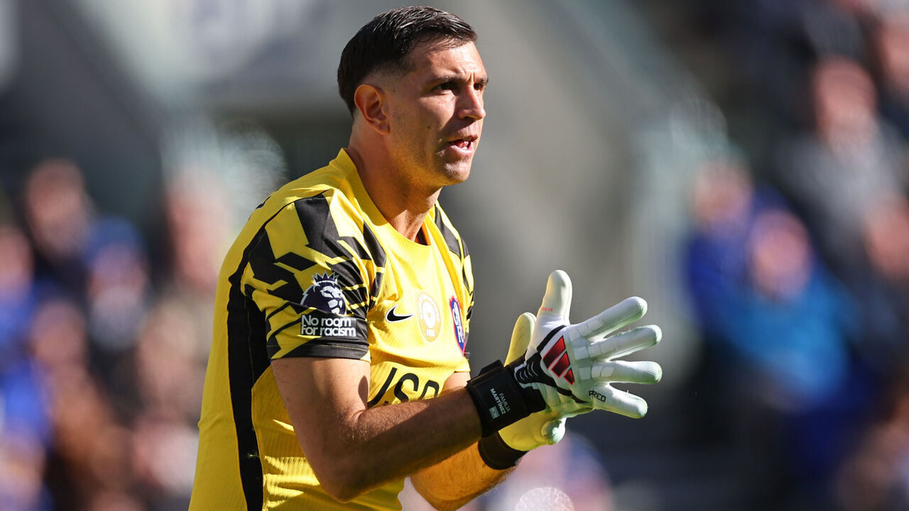 LIVERPOOL, ENGLAND - OCTOBER 17: Emiliano Martinez of Chelsea during the Premier League 2026/27 match between Everton and Chelsea FC at Hill Dickinson Stadium on October 17, 2026 in Liverpool, United Kingdom.