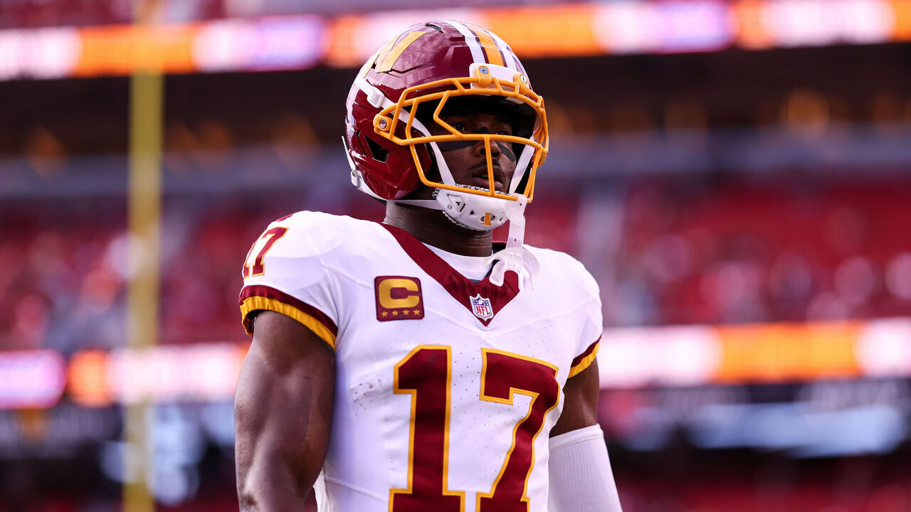 SANTA CLARA, CALIFORNIA - OCTOBER 19: Terry McLaurin #17 of the Washington Commanders warms up prior to the game against the San Francisco 49ers at Levi's Stadium on October 19, 2026 in Santa Clara, California.