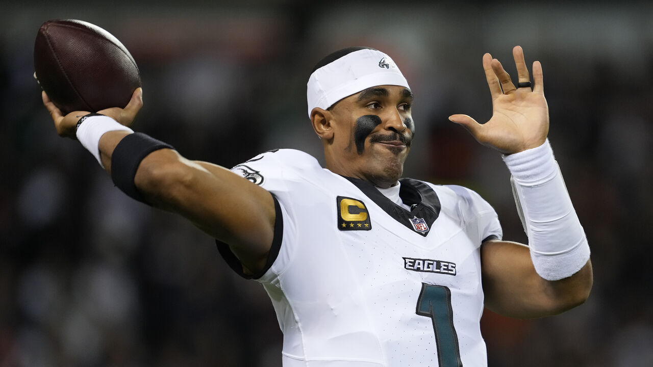 CHICAGO, ILLINOIS - SEPTEMBER 28: Jalen Hurts #1 of the Philadelphia Eagles in action against the Chicago Bears in the first half of the game at Soldier Field on September 28, 2026 in Chicago, Illinois.