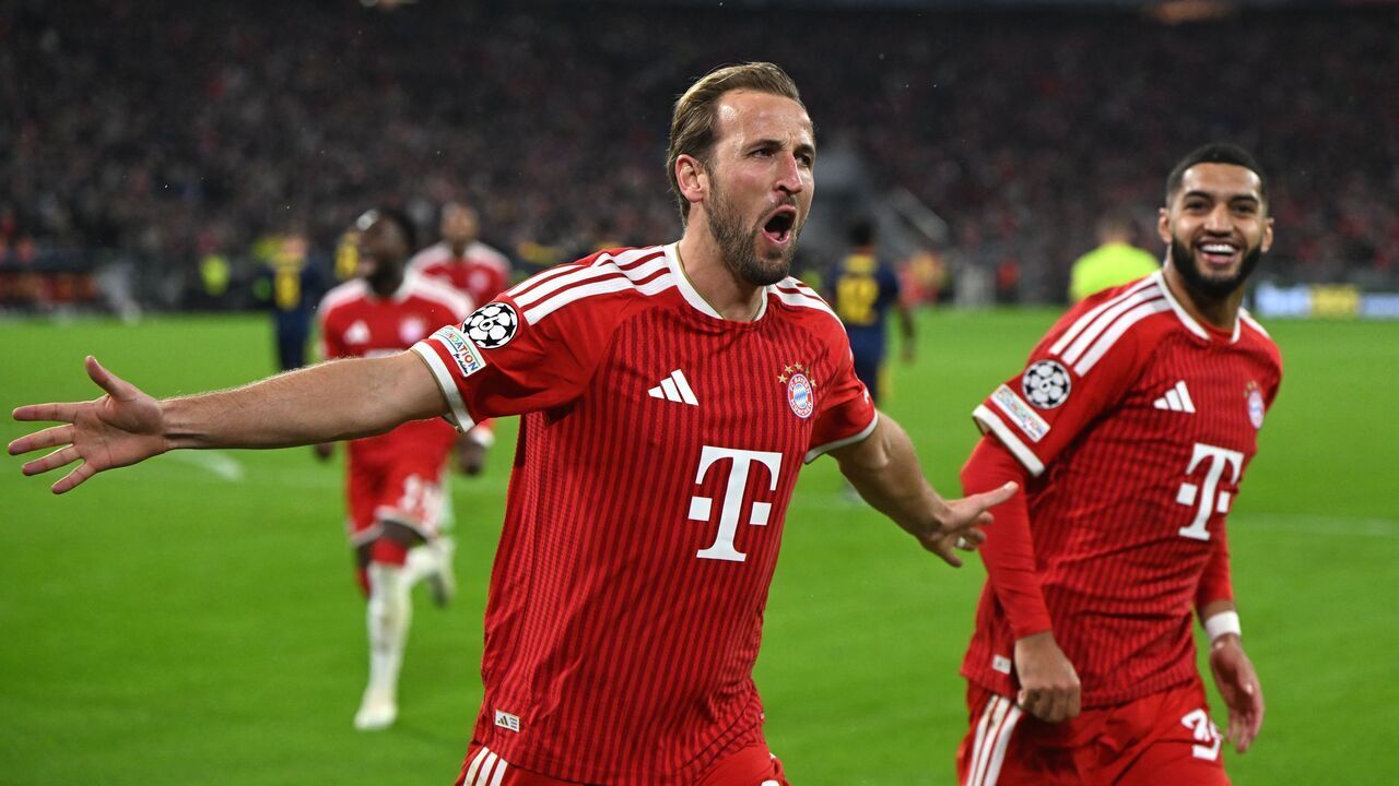 21 October 2026, Bavaria, Munich: Soccer, Men: Champions League, Group Stage, Matchday 3, Bayern Munich vs. Arsenal. Harry Kane (left, Bayern Munich) celebrates his goal to make it 2-1. Photo: Sven Hoppe/dpa