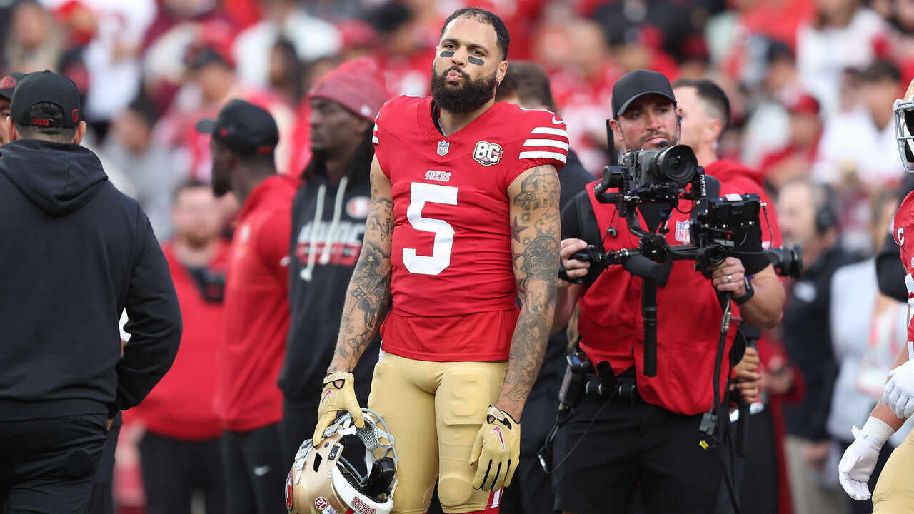 SANTA CLARA, CALIFORNIA - OCTOBER 19: Mike Evans #5 of the San Francisco 49ers warms up before the game against the Washington Commanders at Levi's Stadium on October 19, 2026 in Santa Clara, California.