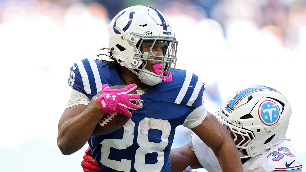 INDIANAPOLIS, INDIANA - OCTOBER 18: Jonathan Taylor #28 of the Indianapolis Colts runs with the ball against Cedric Gray #33 of the Tennessee Titans during the second quarter of the game at Lucas Oil Stadium on October 18, 2026 in Indianapolis, Indiana.