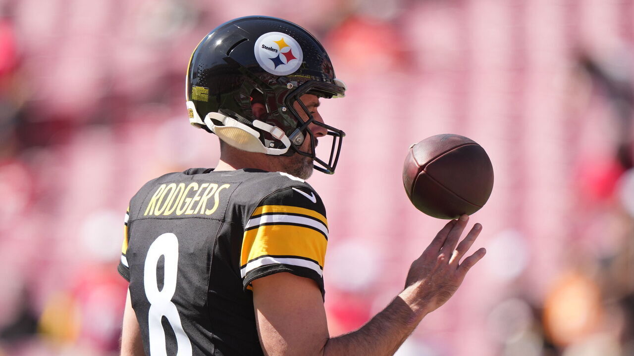 NFL Football: Pittsburgh Steelers Aaron Rodgers (8) on the field vs Tampa Bay Buccaneers at Raymond James Stadium.Tampa, FL 10/18/2026CREDIT: Erick W. Rasco