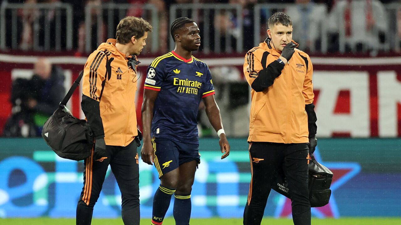 MUNICH, GERMANY - OCTOBER 21: Bukayo Saka of Arsenal receives medical attention after sustaining an injury during the UEFA Champions League 2026/27 League Phase MD3 match between FC Bayern München and Arsenal FC at Football Arena Munich on October 21, 2026 in Munich, Germany.