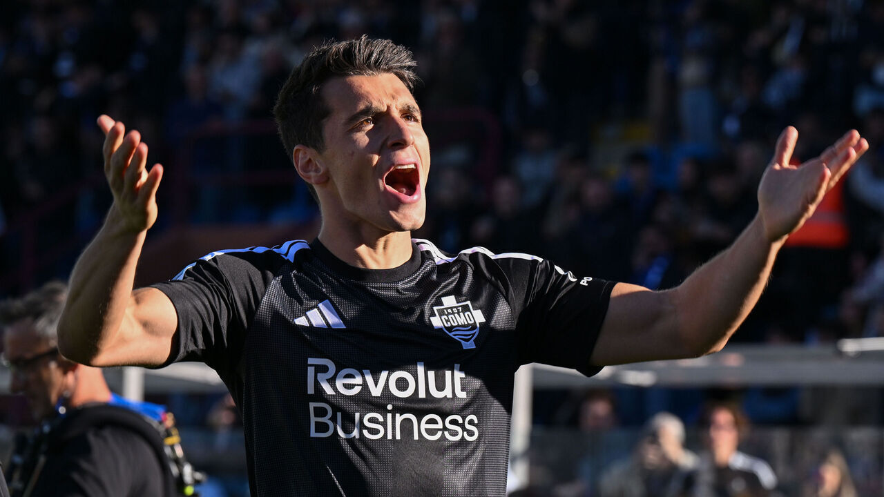 COMO ITALY - OCTOBER 24: Anastasios Douvikas celebrates after scoring first goal of Como during the Serie A match between Como 1907 and US Sassuolo at Stadio G.Sinigalia on October 24, 2026 in Como, Italy.