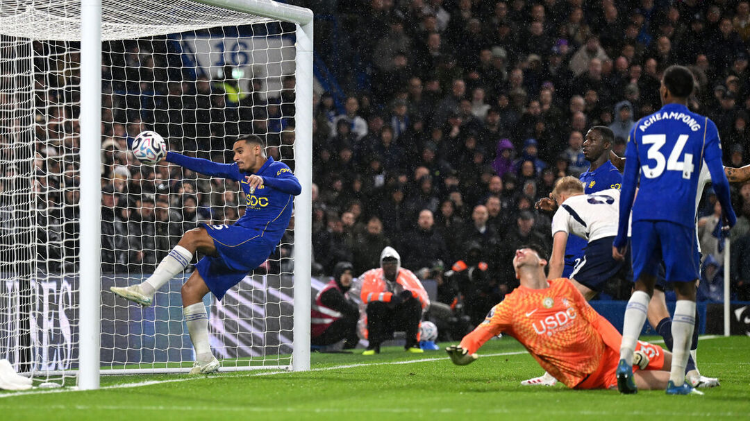 Tottenham seal rare win at Chelsea as Palmer sees red | theScore