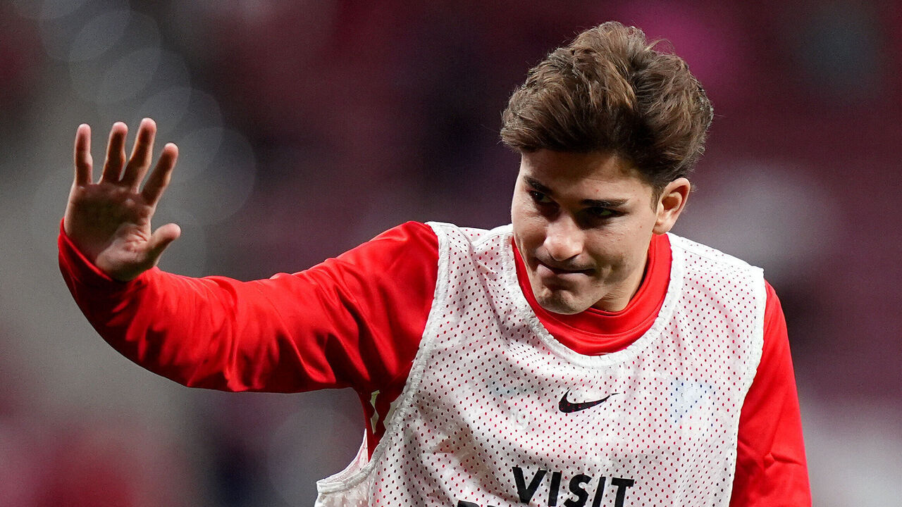 MADRID, SPAIN - OCTOBER 24: Julian Alvarez of Atletico Madrid acknowledges the fans as he warms up before the LaLiga EA Sports 2026/27 match between Atletico de Madrid and RC Deportivo de A Coruna at Riyadh Air Metropolitano on October 24, 2026 in Madrid, Spain.