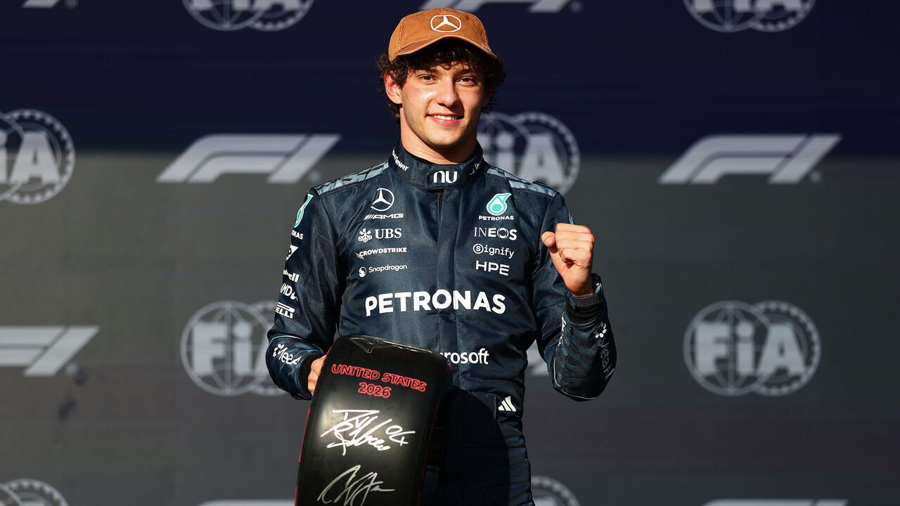 AUSTIN, TEXAS - OCTOBER 24: Pole position qualifier Andrea Kimi Antonelli of Italy and Mercedes AMG Petronas F1 Team celebrates with his Pirelli Pole Position award during qualifying ahead of the F1 Grand Prix of United States at Circuit of The Americas on October 24, 2026 in Austin, Texas.