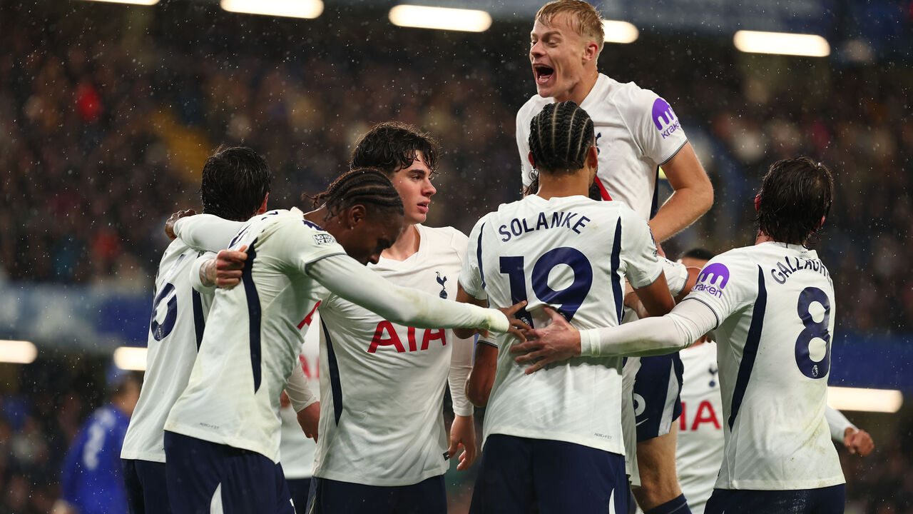 LONDON, ENGLAND - OCTOBER 24: The Tottenham Hotspur players celebrate going 0-1 up during the Premier League 2026/27 match between Chelsea FC and Tottenham Hotspur at Stamford Bridge on October 24, 2026 in London, United Kingdom.