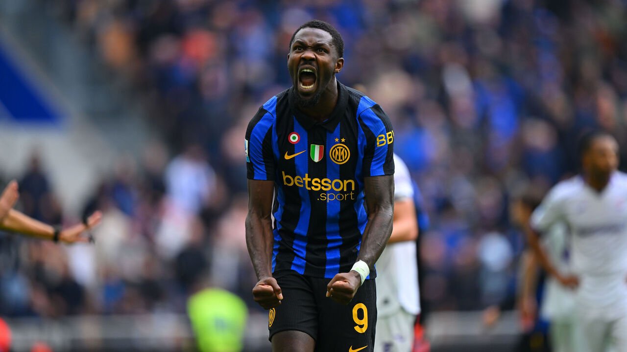 MILAN, ITALY - OCTOBER 25: Marcus Thuram of FC Internazionale celebrates after scoring the goal during the Serie A match between FC Internazionale and ACF Fiorentina at Stadio Giuseppe Meazza on October 25, 2026 in Milan, Italy.