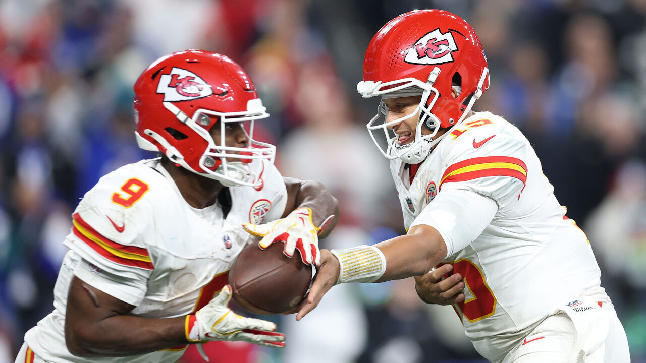 SEATTLE, WASHINGTON - OCTOBER 25: Patrick Mahomes #15 of the Kansas City Chiefs hands off to Kenneth Walker III #9 of the Kansas City Chiefs against the Seattle Seahawks during the fourth quarter at Lumen Field on October 25, 2026 in Seattle, Washington.