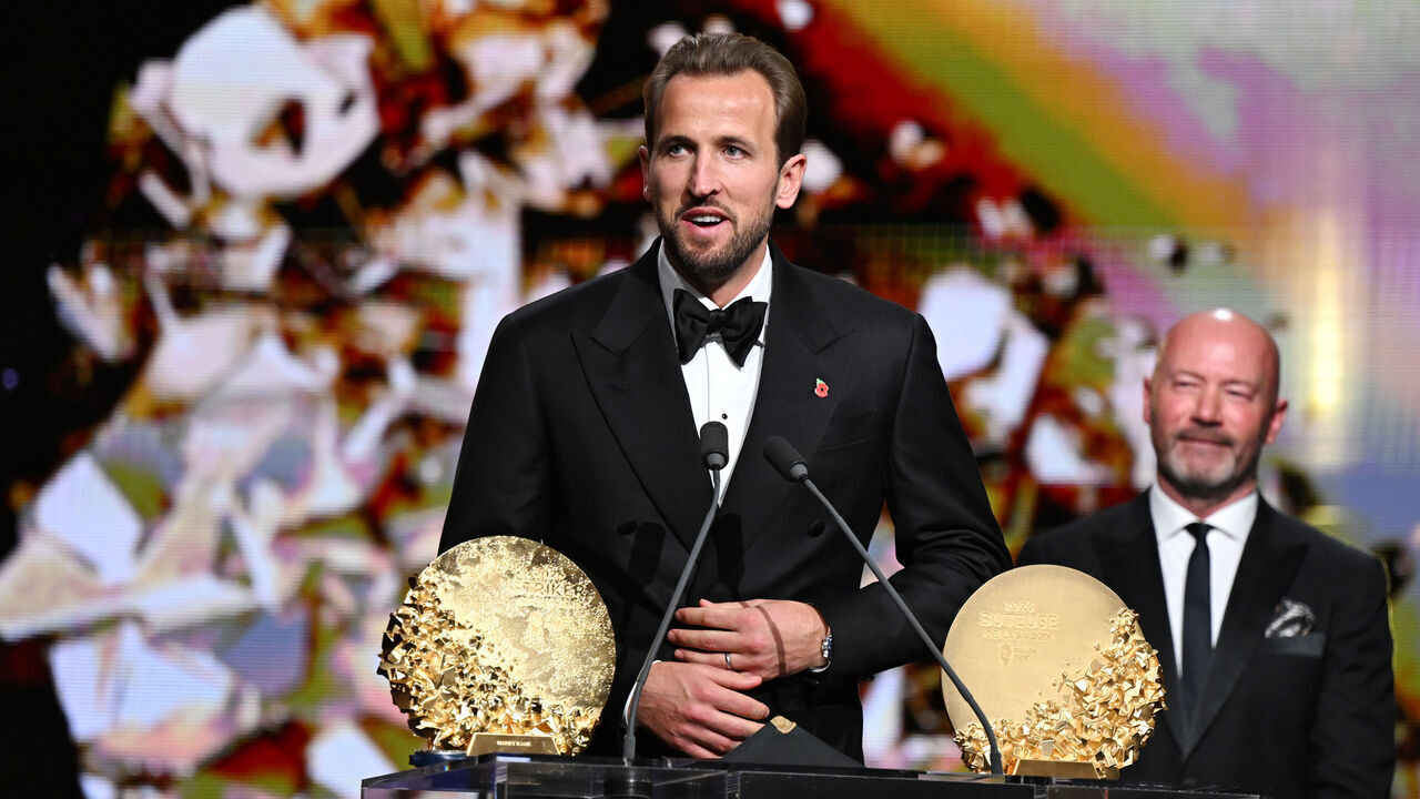 LONDON, ENGLAND - OCTOBER 26: Harry Kane of FC Bayern Munich and England accepts the Men's Striker of the Year award during the 70th Ballon D'Or Ceremony at Palladium Theatre on October 26, 2026 in London, England.