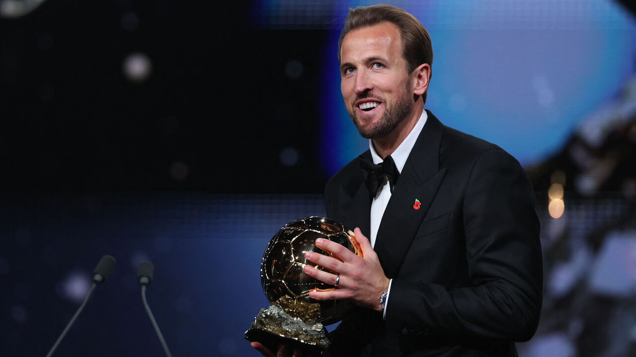 TOPSHOT - England and Bayern Munich forward Harry Kane smiles after receiving the Ballon d'Or award for the best male footballer during the 2026 Ballon d'Or France Football award ceremony at the Palladium Theatre in London on October 26, 2026.