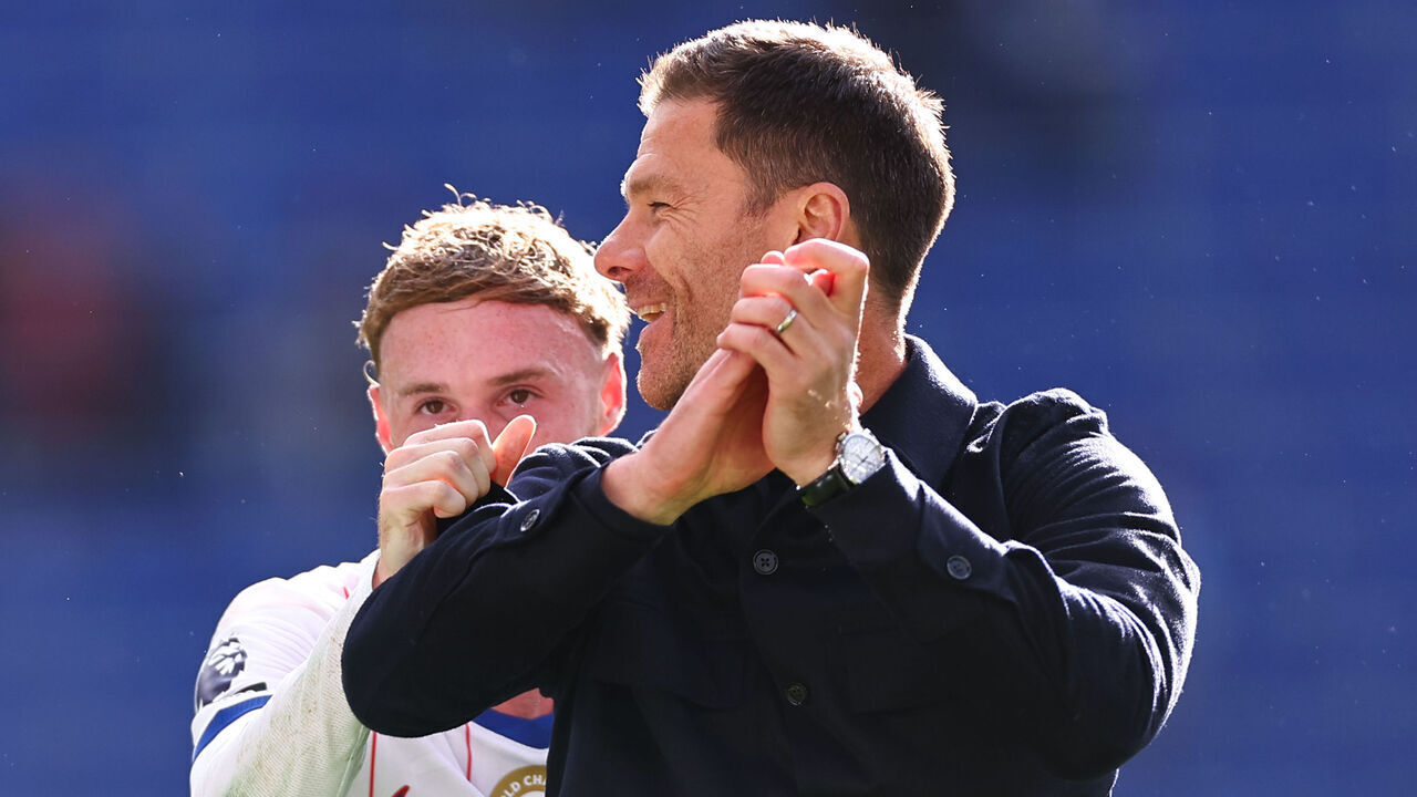 LIVERPOOL, ENGLAND - OCTOBER 17: Xabi Alonso manager / head coach of Chelsea celebrates with Cole Palmer of Chelsea following the Premier League 2026/27 match between Everton and Chelsea FC at Hill Dickinson Stadium on October 17, 2026 in Liverpool, United Kingdom.