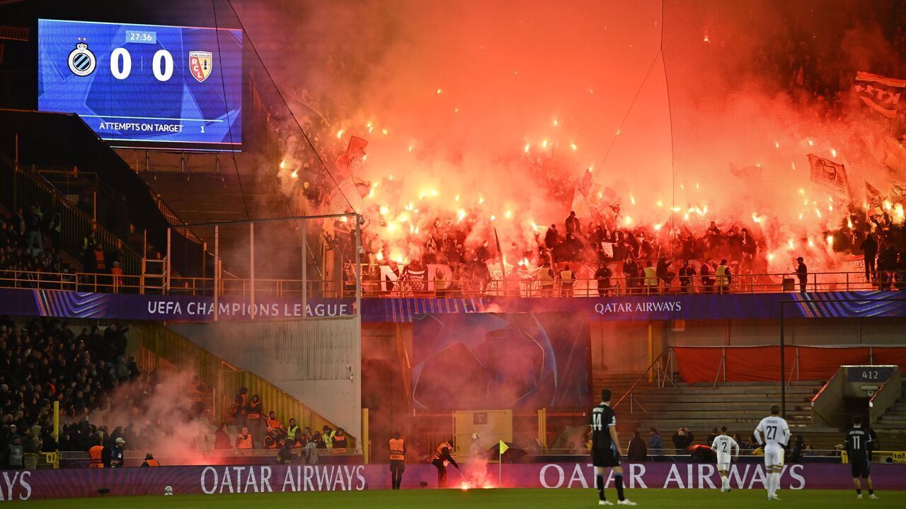 BRUGGE, BELGIUM - OCTOBER 21 : supporters RC Lens light fireworks, bengal fire and pyrotechnic articles in the tribune during the UEFA Champions League 2026/27 League Phase matchday 3 match between Club Brugge and RC Lens on October 21, 2026 in Brugge, Belgium, 21/10/2026 ( Photo by Jan De Meuleneir / Photonews via Getty Images)