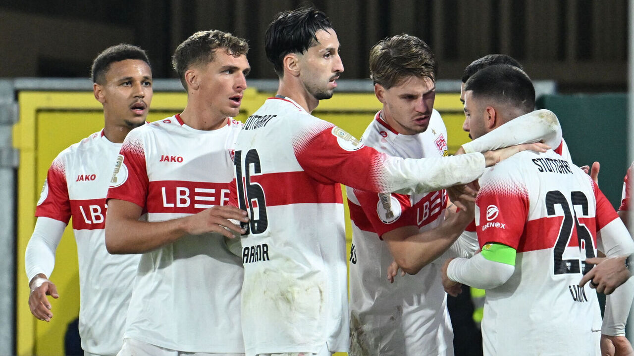 28 October 2026, North Rhine-Westphalia, Paderborn: Soccer, Men: DFB Cup, SC Paderborn 07 vs. VfB Stuttgart, 2nd Round, Home Deluxe Arena. Deniz Undav (2nd from right, VfB Stuttgart) celebrates his goalmaking the score 01with his teammates. Photo: Swen Pförtner/dpa