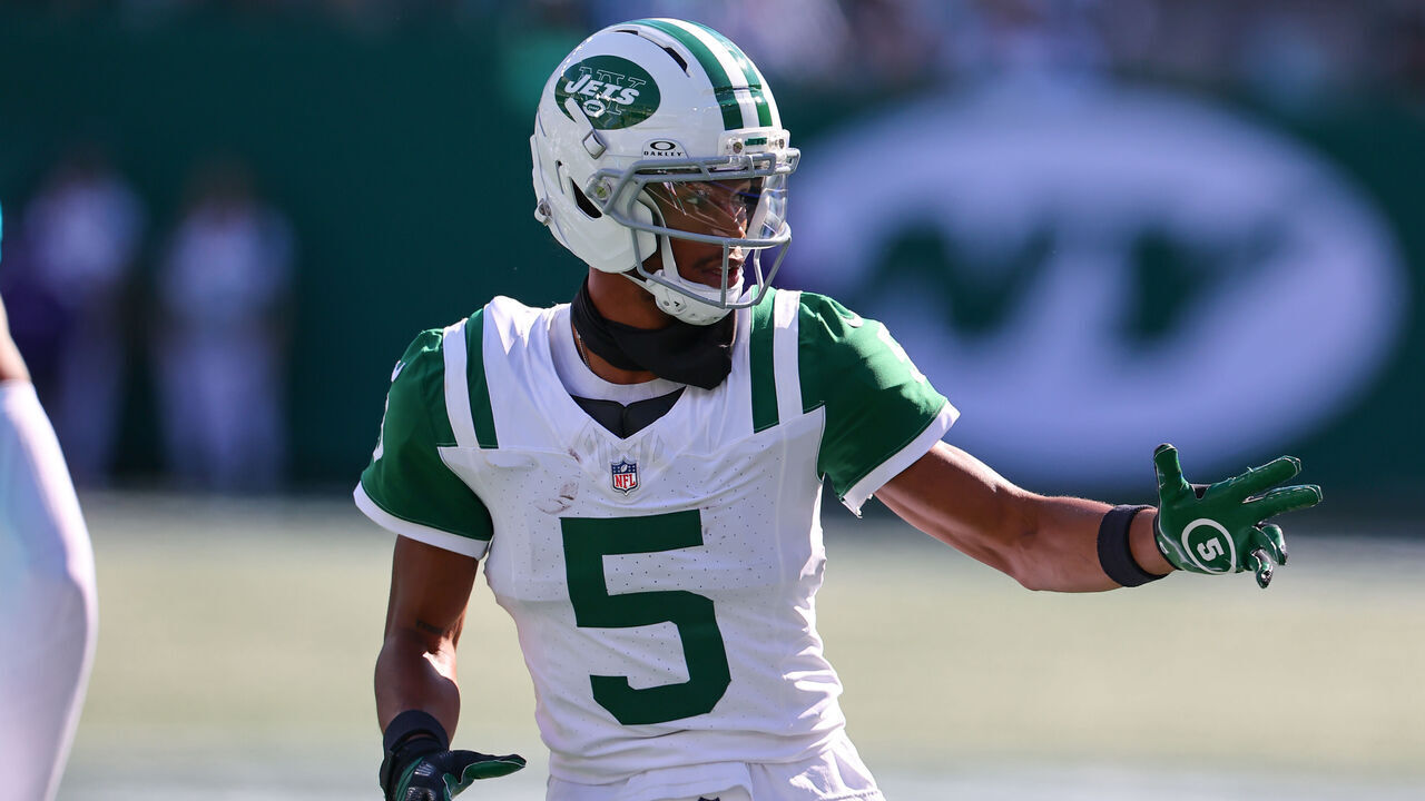 EAST RUTHERFORD, NJ - OCTOBER 25: Garrett Wilson #5 of the New York Jets during the game against the Miami Dolphins at MetLife Stadium on October 25, 2026 in East Rutherford, New Jersey.