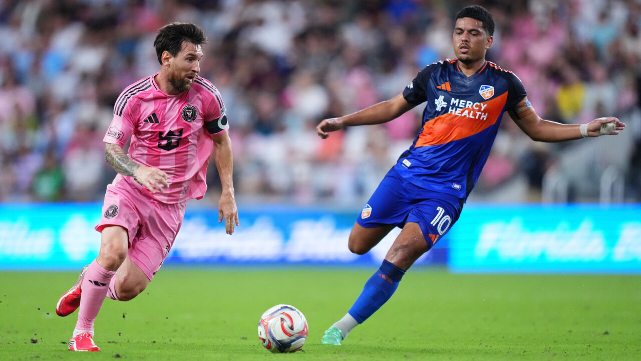 MIAMI, FLORIDA - OCTOBER 28: Lionel Messi #10 of Inter Miami CF controls the ball against Evander #10 of FC Cincinnati during the MLS match between Inter Miami CF and FC Cincinnati at Miami Freedom Park on October 28, 2026 in Miami, Florida.