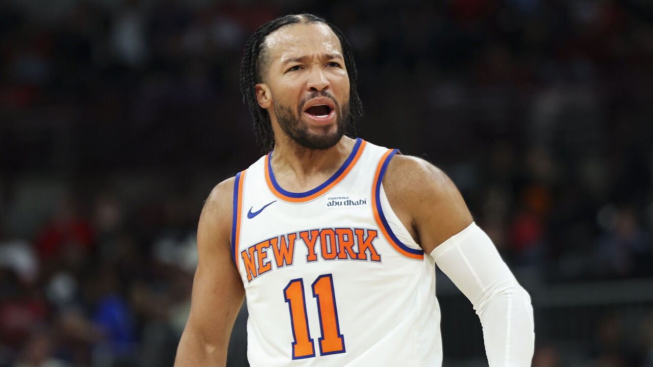 CHICAGO, ILLINOIS - OCTOBER 28: Jalen Brunson #11 of the New York Knicks reacts during the first half against the Chicago Bulls at the United Center on October 28, 2026 in Chicago, Illinois.