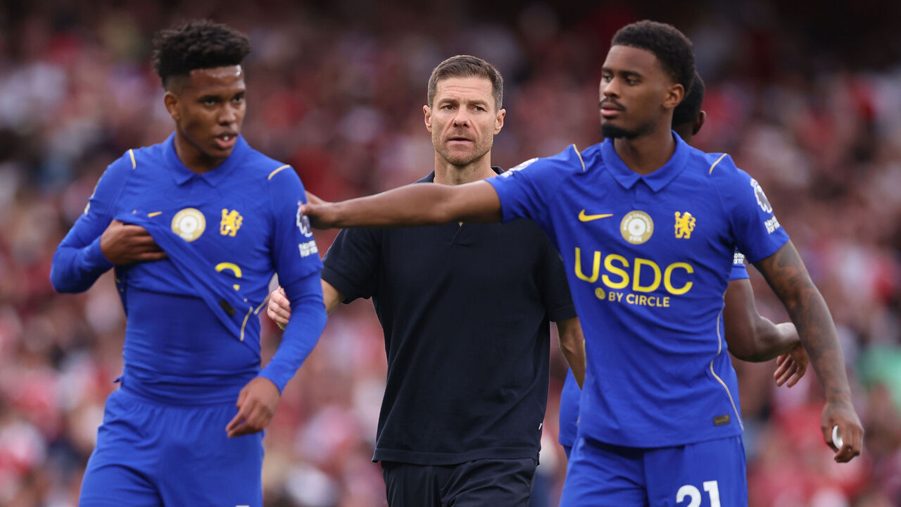 LONDON, ENGLAND - SEPTEMBER 06: Xabi Alonso manager / head coach of Chelsea walks behind Estevao and Jorrel Hato of Chelsea during the Premier League 2026/27 match between Arsenal FC and Chelsea FC at Emirates Stadium on September 06, 2026 in London, England.