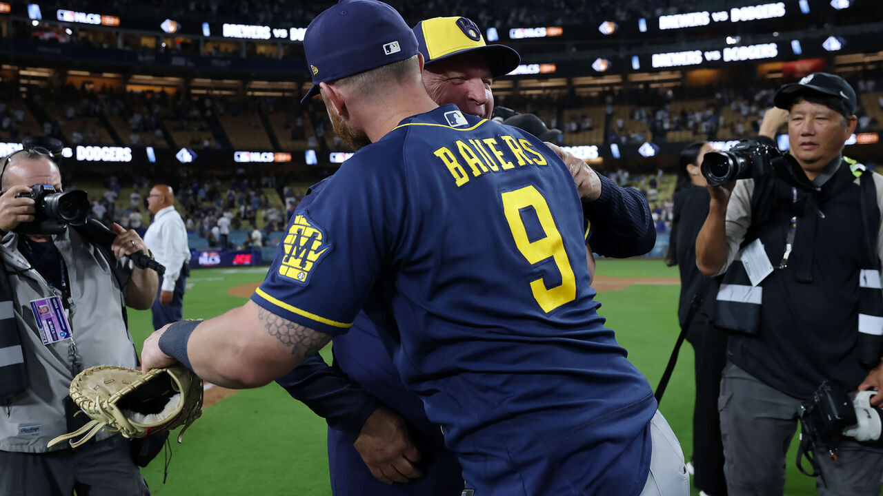 LOS ANGELES, CALIFORNIA - OCTOBER 15: Jake Bauers #9 of the Milwaukee Brewers celebrates with manager Pat Murphy #00 of the Milwaukee Brewers after defeating the Los Angeles Dodgers in game four of the National League Championship Series at Dodger Stadium on October 15, 2026 in Los Angeles, California.