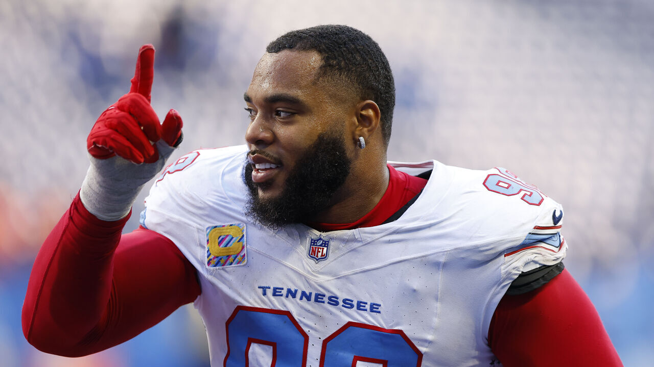 INDIANAPOLIS, IN - OCTOBER 18: Tennessee Titans defensive tackle Jeffery Simmons (98) runs off the field after an NFL game between the Tennessee Titans and the Indianapolis Colts on October 18, 2026 at Lucas Oil Stadium at Indianapolis, IN.