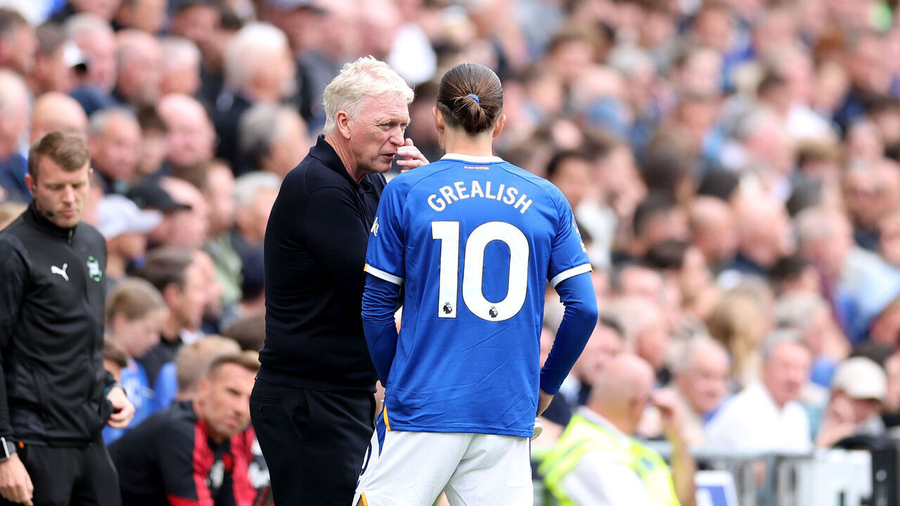 LIVERPOOL, ENGLAND - SEPTEMBER 06: David Moyes, Manager of Everton, speaks with Jack Grealish of Everton during the Premier League 2026/27 match between Everton and Manchester United at Hill Dickinson Stadium on September 06, 2026 in Liverpool, England.