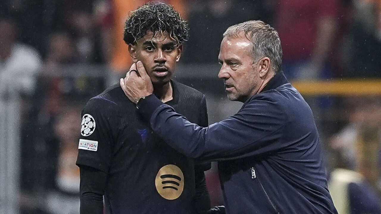 ISTANBUL, TURKIYE - OCTOBER 13: Head coach Hansi Flick of Barcelona gives tactics to Lamine Yamal during the UEFA Champions League match between Galatasaray and Barcelona at RAMS Park in Istanbul, Turkiye on October 13, 2026.
