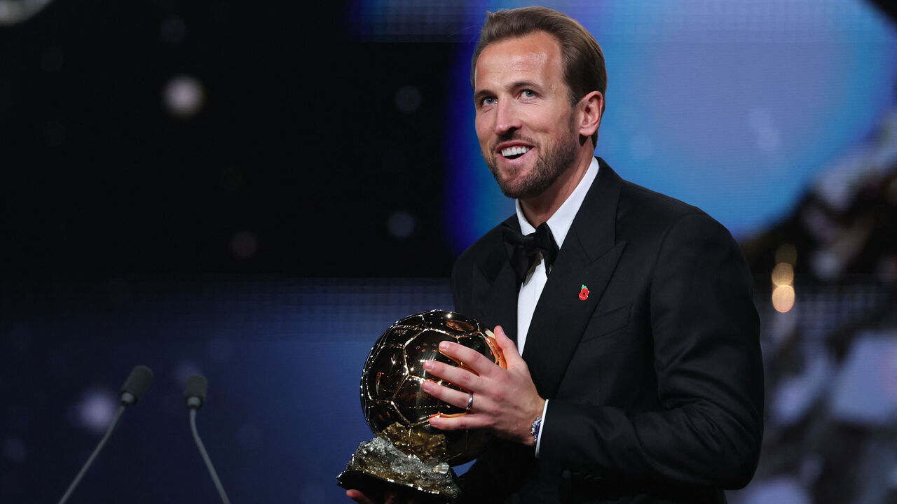 TOPSHOT - England and Bayern Munich forward Harry Kane smiles after receiving the Ballon d'Or award for the best male footballer during the 2026 Ballon d'Or France Football award ceremony at the Palladium Theatre in London on October 26, 2026.