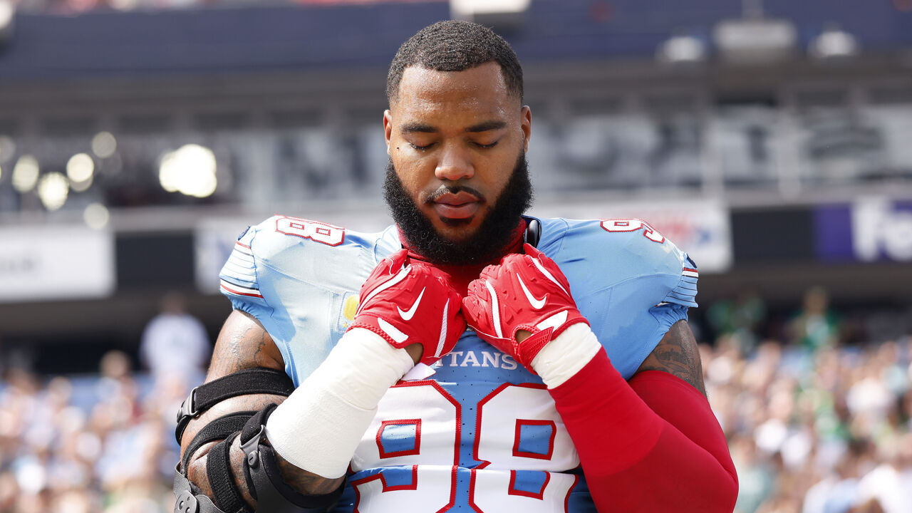 NASHVILLE, TENNESSEE - SEPTEMBER 20: Jeffery Simmons #98 of the Tennessee Titans looks on prior to the game against the Philadelphia Eagles at Nissan Stadium on September 20, 2026 in Nashville, Tennessee.