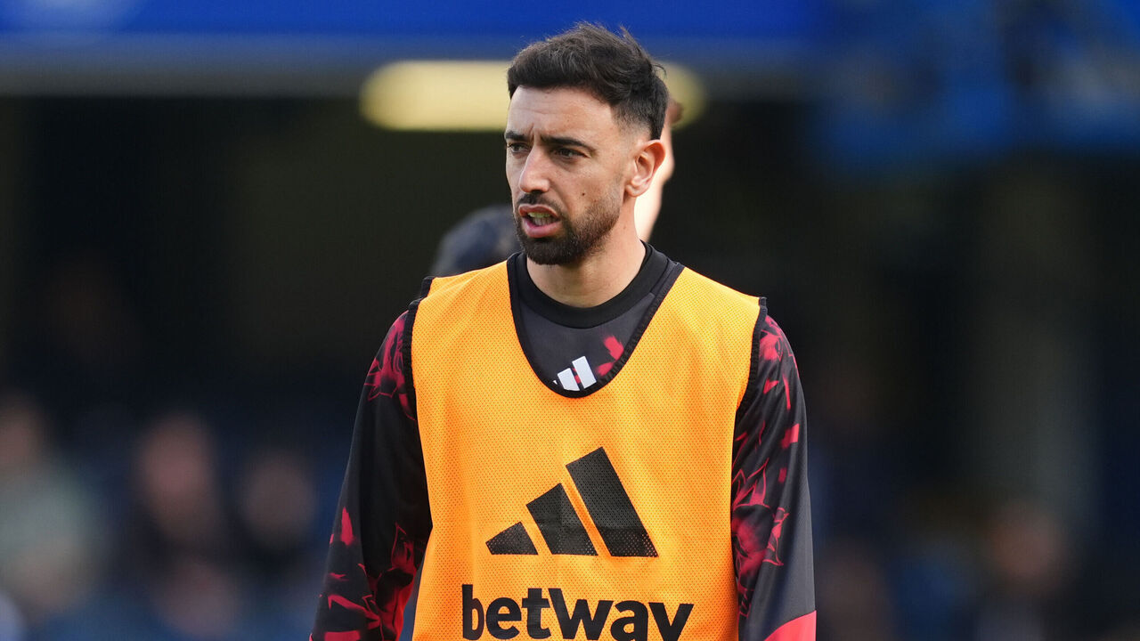 Manchester United's Bruno Fernandes warms up before the Premier League match at Stamford Bridge, London. Picture date: Saturday October 31, 2026.