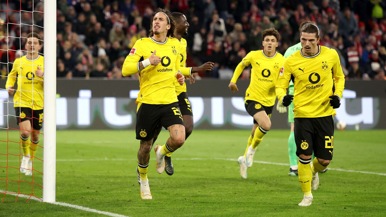 MUNICH, GERMANY - OCTOBER 31: Fabio Silva of Borussia Dortmund celebrates scoring his team’s second goal with teammates during the Bundesliga 2026/27 match between FC Bayern München and Borussia Dortmund at Allianz Arena on October 31, 2026 in Munich, Germany.