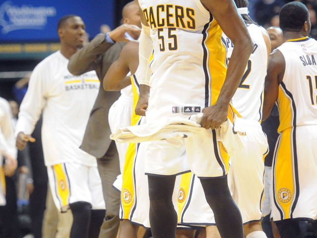 Pacers' Hibbert leaves game vs. Pelicans with bruised knee