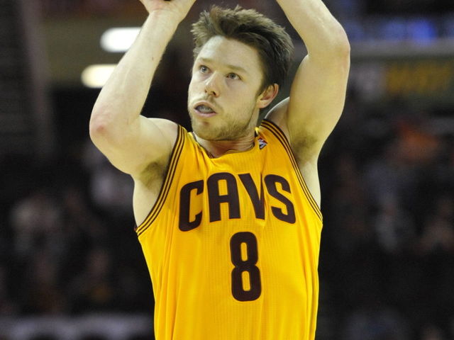 VIDEO: Dellavedova gets one-handed putback layup to go