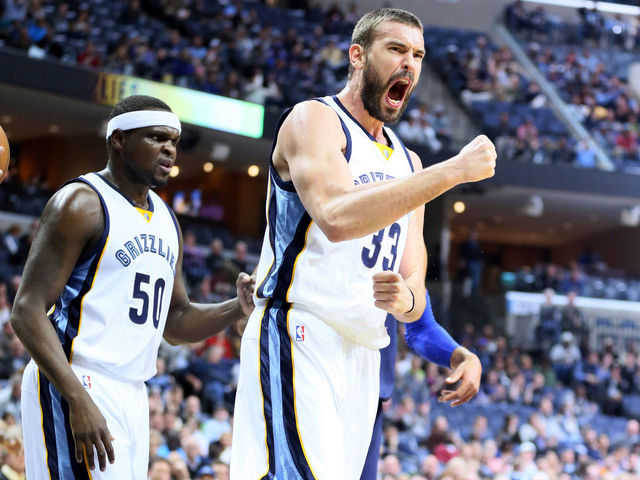VIDEO: Marc Gasol tries to repeatedly head ball into basket