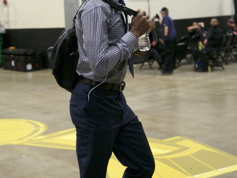 Report Grizzlies throw hat in ring for Ray Allen, who may not decide