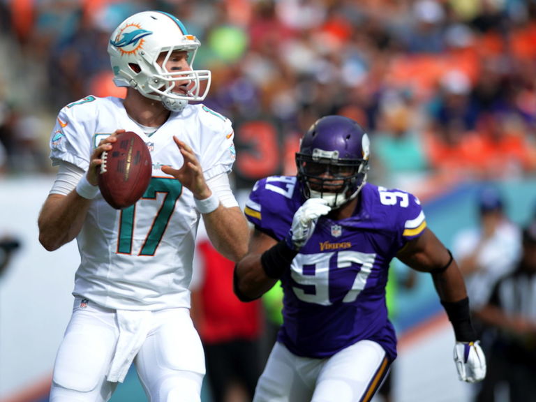 Blocked punt and safety seals win for Miami over Vikings, Bridgewater