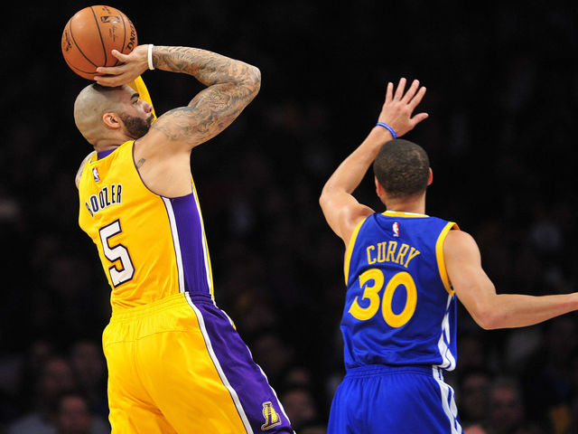 Kobe-less Lakers stun Warriors