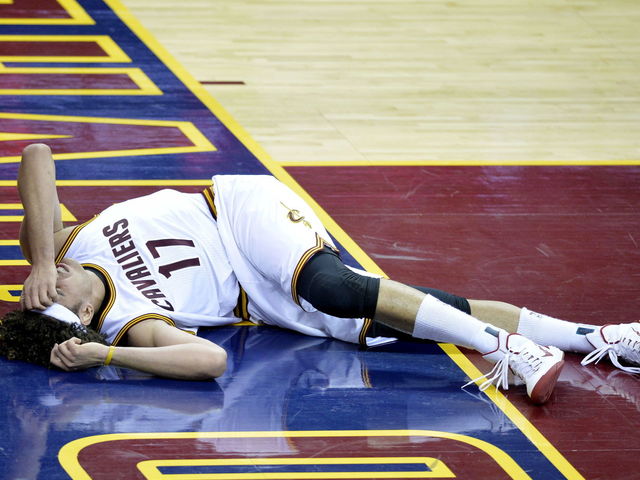 Cavaliers' Varejao to miss rest of season with torn Achilles tendon