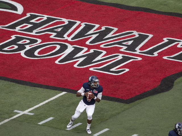 VIDEO: Rice's 4-foot-9 senior Jayson Carter rushes for 2 yards in Hawai'i Bowl