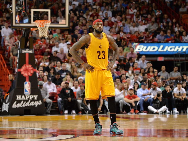 VIDEO: LeBron gets warm reception in Miami, embraces Wade