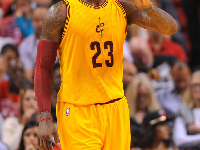 LeBron James returns after brief injury scare