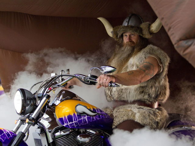 Vikings mascot dance off with cheerleaders